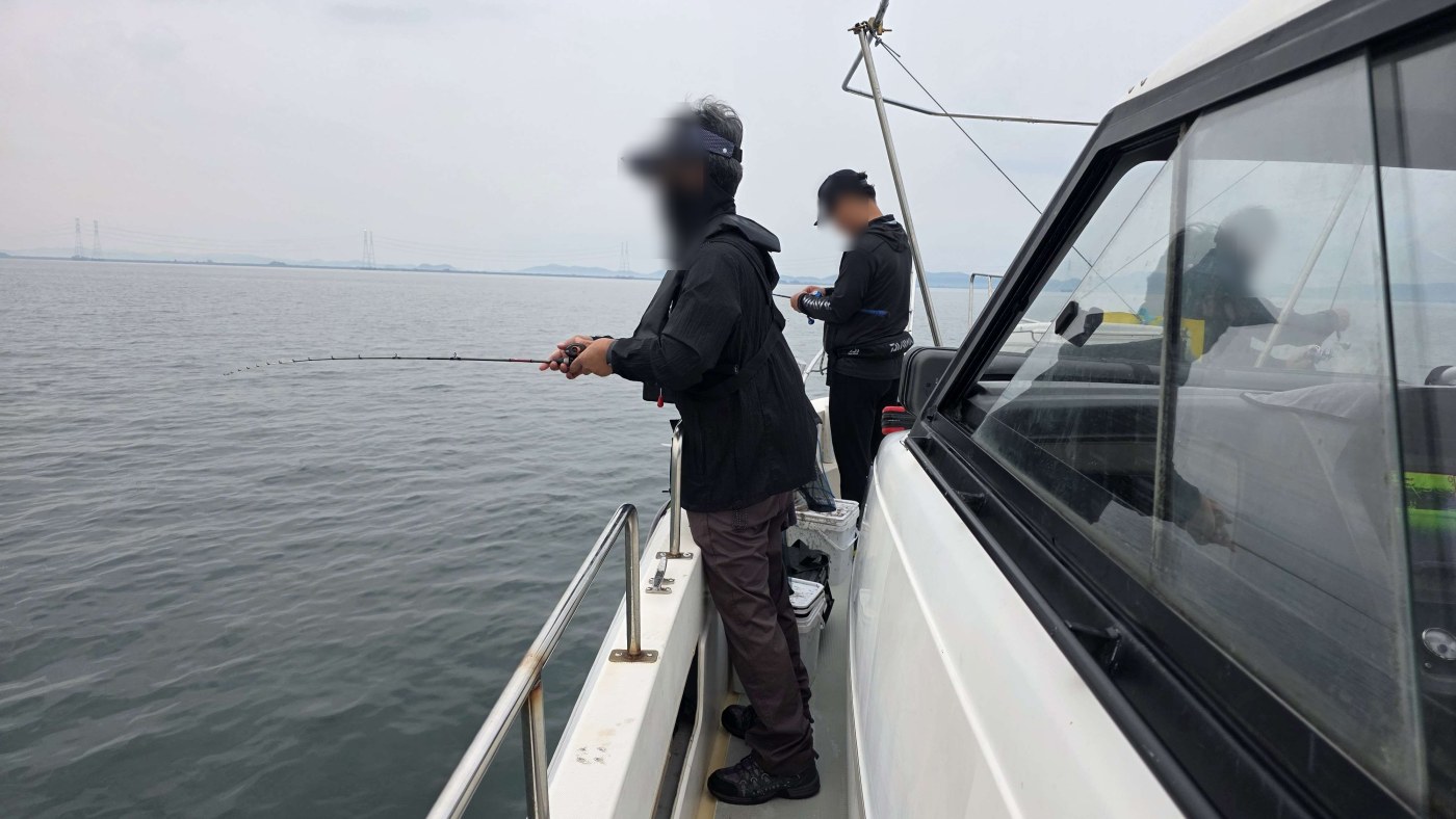 9월 14일 거북섬 시화호 쭈꾸미 조황 사진 3 — 해무 낀 바다, 뒤로 송전탑